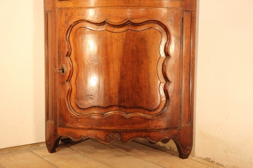 18th century - 18th C Louis XV corner cabinet. In walnut wood