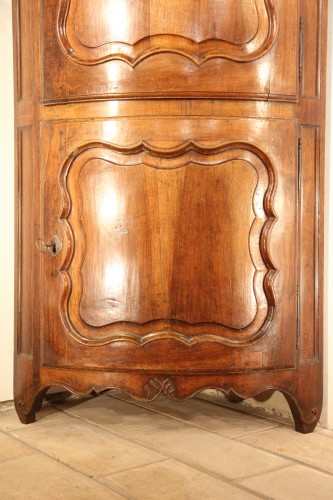 18th C Louis XV corner cabinet. In walnut wood - Louis XV