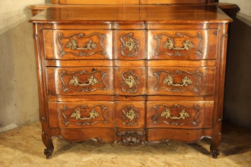 Commode dite « en arbalète » de la région d’Aix-Marseille XVIIIe siècle - Mobilier Style Louis XV