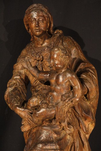 Antiquités - 17th C Virgin and Child in carved wood. From Provence.
