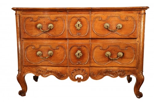 Commode varoise sauteuse en noyer blond du XVIIIe siècle