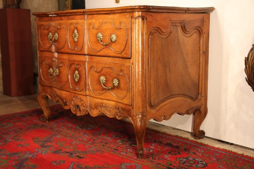 Mobilier Commode - Commode varoise sauteuse en noyer blond du XVIIIe siècle