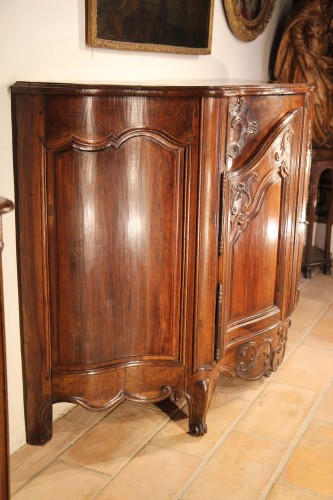 XVIIIe siècle - Important buffet d’apparat Louis XV fortement galbé, Rouergue.