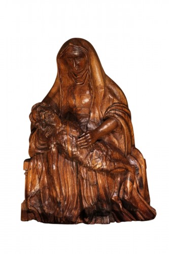 Pietà in carved oak wood. Burgundy or Ile de France, 16th century