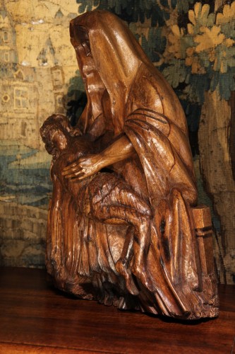 Pietà in carved oak wood. Burgundy or Ile de France, 16th century - 