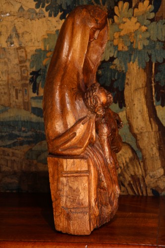  - Pietà in carved oak wood. Burgundy or Ile de France, 16th century