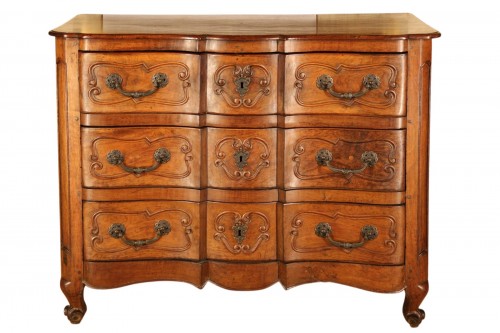 18th C Commode known as “in arbalète (crossbow)”. Provençal work. Walnut.