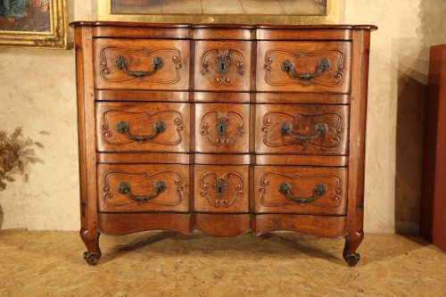 18th C Commode known as “in arbalète (crossbow)”. Provençal work. Walnut. - Furniture Style Louis XV
