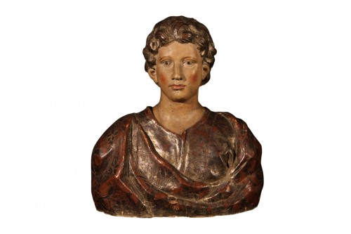 Buste de jeune homme en bois sculpté, laqué et doré du XVIIe siècle