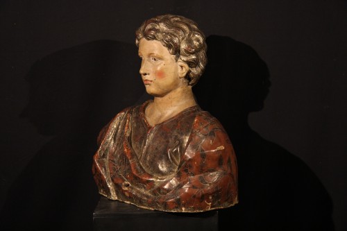 Buste de jeune homme en bois sculpté, laqué et doré du XVIIe siècle - Sculpture Style 