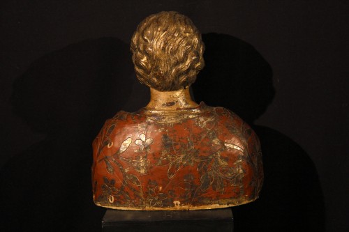Buste de jeune homme en bois sculpté, laqué et doré du XVIIe siècle - Chatelan Antiquités