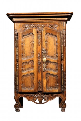 Petit meuble de maitrise en bois de noyer, première moitié du XIXe siècle