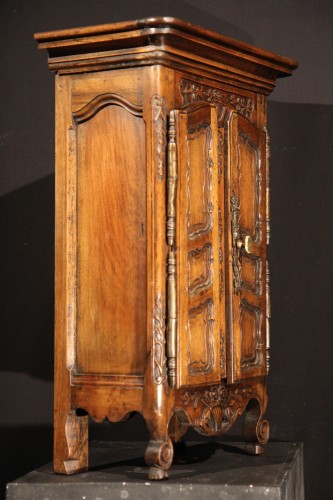Walnut wood Small master piece of furniture, First half of the 19th century - Collectibles Style 