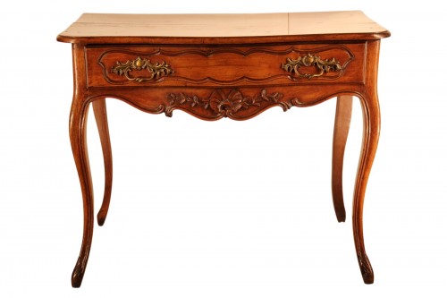 Table console provençale en bois de noyer, époque XVIIIe siècle