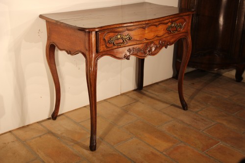 Table console provençale en bois de noyer, époque XVIIIe siècle - Mobilier Style Louis XV