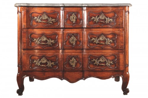 Commode en double arbalète en noyer, dessus en marbre, travail provençal d'époque XVIIIe