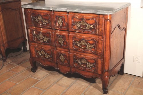 Commode en double arbalète en noyer, dessus en marbre, travail provençal d'époque XVIIIe - Mobilier Style Louis XV