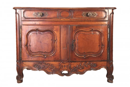 Buffet bas d'époque Louis XV en bois de noyer, travail provençal