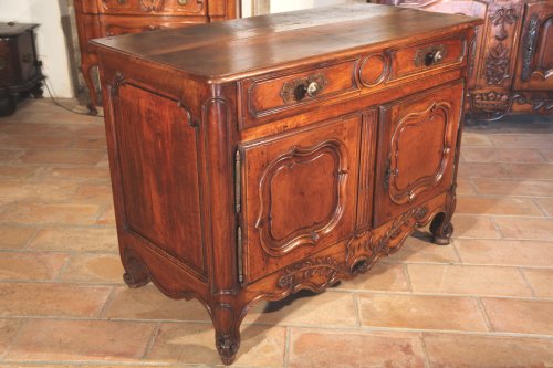 Buffet bas d'époque Louis XV en bois de noyer, travail provençal - Mobilier Style Louis XV