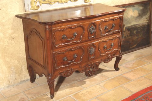 Commode sauteuse nîmoise Rocaille, d'époque XVIIIe - Mobilier Style Louis XV