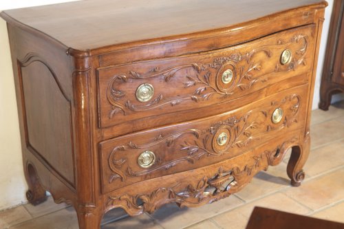 Mobilier Commode - Commode sauteuse nîmoise en noyer blond Epoque XVIIIe