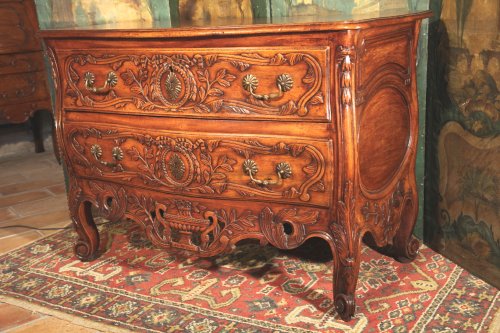 Commode arlésienne de mariage en bois de noyer, Provence XVIIIe - Chatelan Antiquités