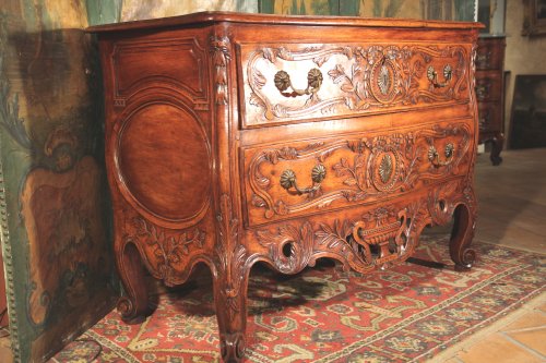 XVIIIe siècle - Commode arlésienne de mariage en bois de noyer, Provence XVIIIe