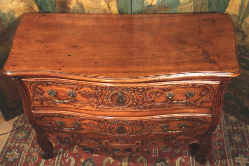 Commode arlésienne de mariage en bois de noyer, Provence XVIIIe - Louis XV