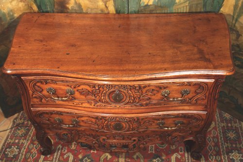 Commode arlésienne de mariage en bois de noyer, Provence XVIIIe - Louis XV