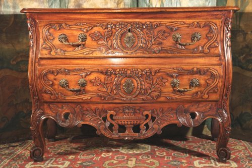 Louis XV - Commode arlésienne de mariage en bois de noyer, Provence XVIIIe