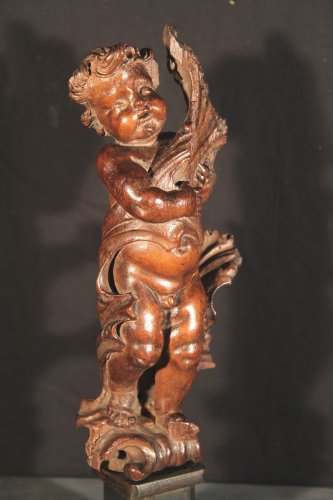 Statuette en bois de noyer sculpté XVIIe siècle - Sculpture Style 