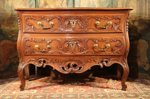 Commode sauteuse nîmoise du XVIIIe dite “à lunette” - Mobilier Style Louis XV