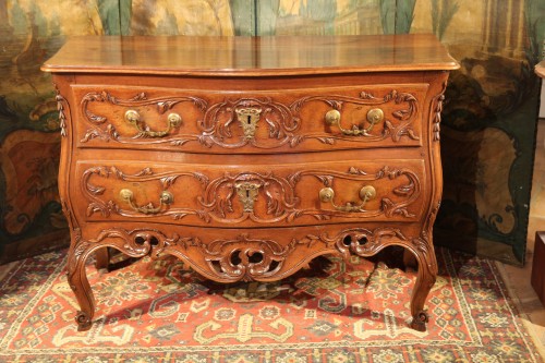 Mobilier Commode - Commode sauteuse nîmoise du XVIIIe dite “à lunette”