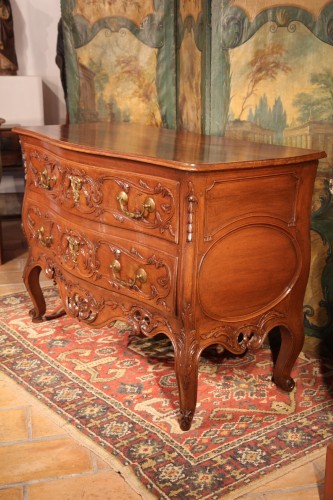 XVIIIe siècle - Commode sauteuse nîmoise du XVIIIe dite “à lunette”