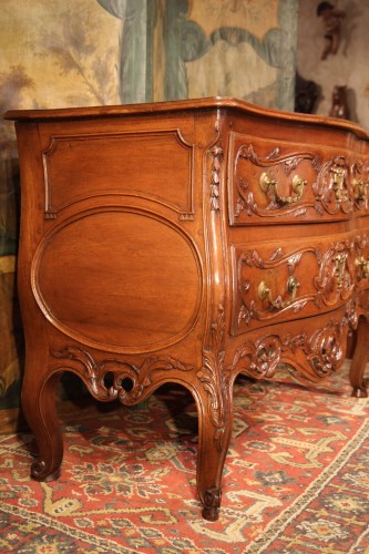 Commode sauteuse nîmoise du XVIIIe dite “à lunette” - Louis XV