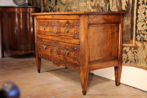 Commode Louis XVI en bois de noyer blond, travail provençal de la fin du XVIIIe siècle - Mobilier Style Louis XVI