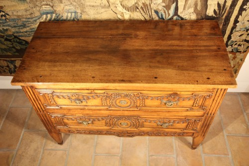 Mobilier Commode - Commode Louis XVI en bois de noyer blond, travail provençal de la fin du XVIIIe siècle