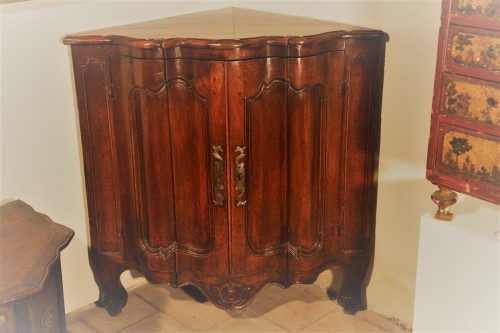 Early 18th C low “encoignure” (corner cupboard) - Furniture Style 