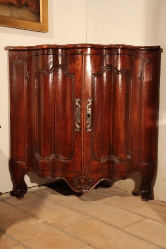 Early 18th C low “encoignure” (corner cupboard) - 