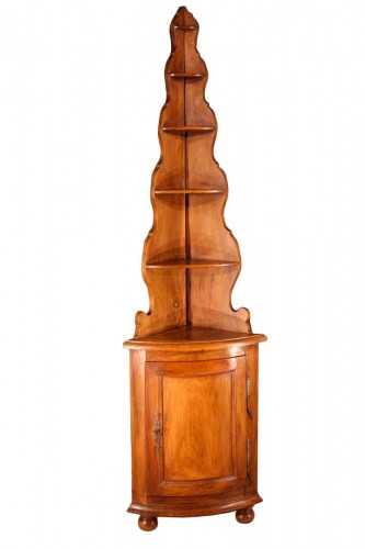 Early 19th C little Alsatian corner cupboard. In walnut wood.