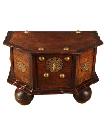 18th C travel chest in mahogany wood. Hispano-Flemish work.