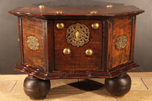 Furniture  - 18th C travel chest in mahogany wood. Hispano-Flemish work.