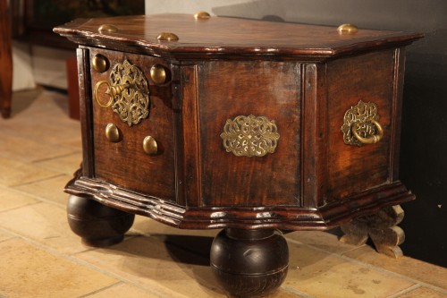 18th C travel chest in mahogany wood. Hispano-Flemish work. - 