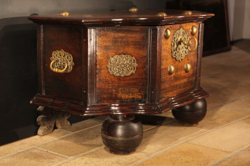 18th century - 18th C travel chest in mahogany wood. Hispano-Flemish work.