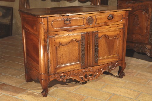 18th C sideboard, pierce-carved apron, from Nîmes - Furniture Style 