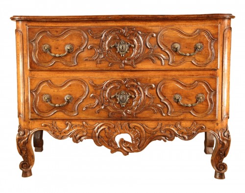 First half of 18thC commode (chest of drawers) from Nîmes. In walnut wood.