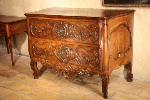 Commode nîmoise en bois de noyer, 1ère moitié du XVIIIe siècle - Mobilier Style 