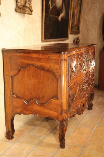 Mobilier Commode - Commode nîmoise en bois de noyer, 1ère moitié du XVIIIe siècle