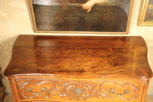 XVIIIe siècle - Commode nîmoise en bois de noyer, 1ère moitié du XVIIIe siècle