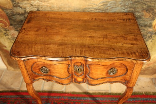 Mobilier Console - Petite table console dauphinoise du XVIIIe siècle en bois de noyer